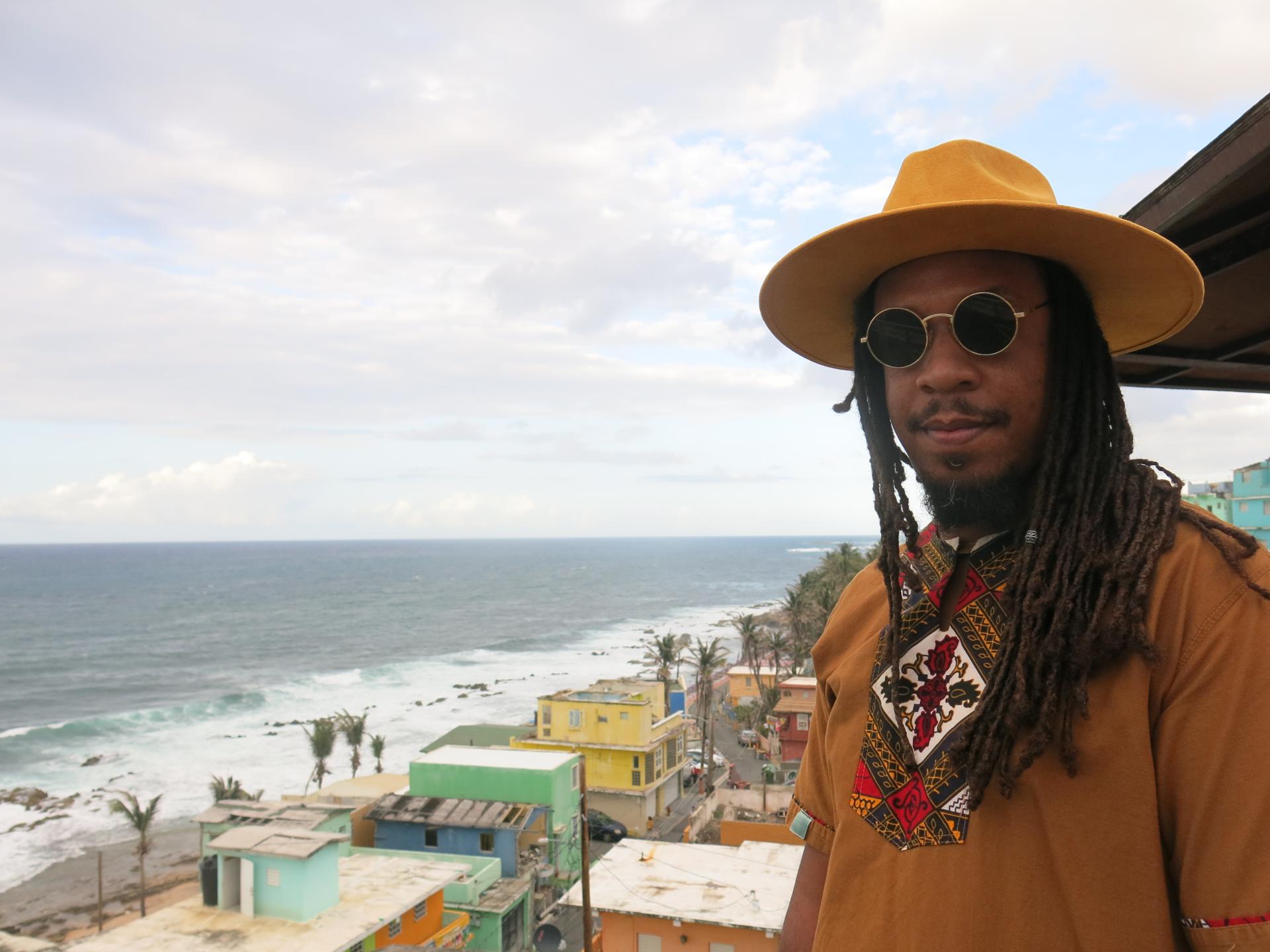 Amaury Manuel Febres, uno de los percusionistas de "Despacito", posa en el barrio La Perla, donde se filmó el vídeo de la canción, en San Juan (Puerto Rico). EFE/ Esther Alaejos
