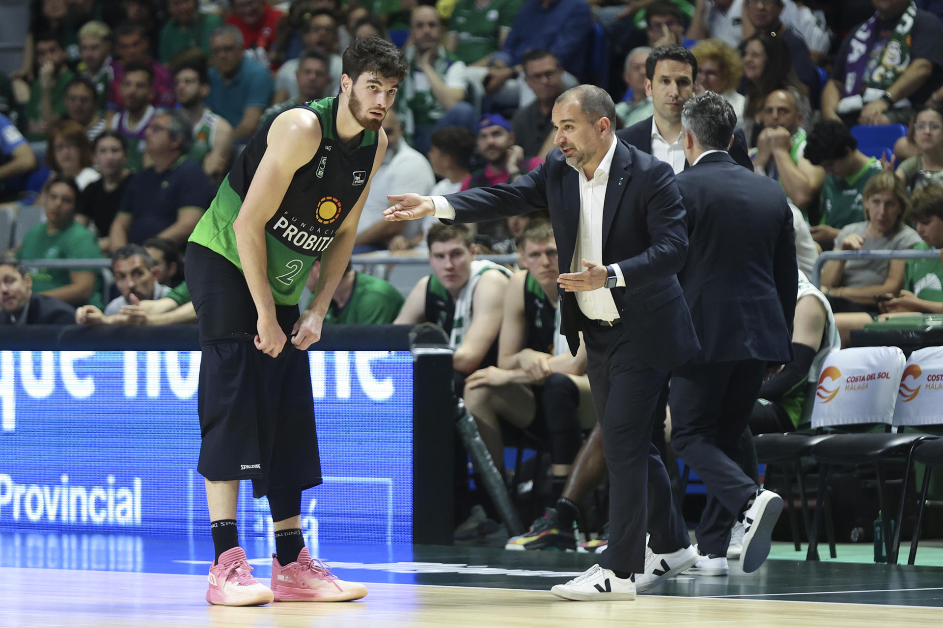 El entrenador del Joventut Carles Duran (d) durante el partido correspondiente a la jornada 30 de la Liga Endesa que disputan el Unicaja y el Joventut en el Palacio de los Deportes José María Martín Carpena este domingo. EFE/Daniel Pérez
