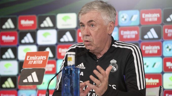 El entrenador del Real Madrid, el italiano Carlo Ancelotti, ofrece una rueda de prensa después del entrenamiento de su equipo en la ciudad deportiva de Valdebebas en Madrid. El Real Madrid se enfrenta al Almería en un partido de LaLiga Santander. EFE/ J.P. Gandúl
