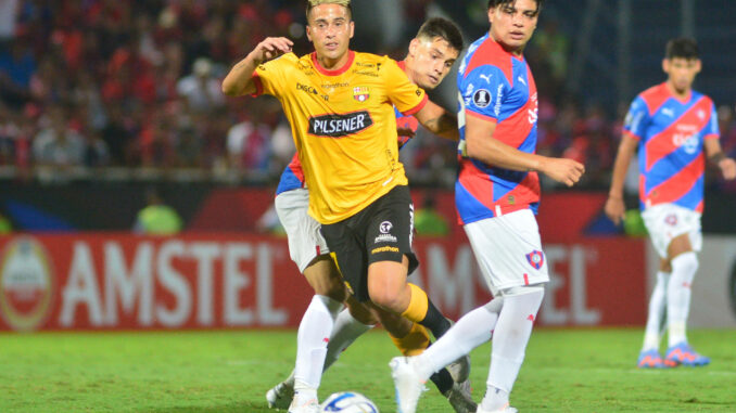 Damián Bobadilla (i) y Claudio Aquino (d) de Cerro disputan un balón con Christian Ortiz de Barcelona hoy, en un partido de la fase de grupos de la Copa Libertadores entre Cerro Porteño y Barcelona SC en el estadio General Pablo Rojas en Asunción (Paraguay). EFE/ Daniel Piris
