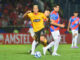 Damián Bobadilla (i) y Claudio Aquino (d) de Cerro disputan un balón con Christian Ortiz de Barcelona hoy, en un partido de la fase de grupos de la Copa Libertadores entre Cerro Porteño y Barcelona SC en el estadio General Pablo Rojas en Asunción (Paraguay). EFE/ Daniel Piris