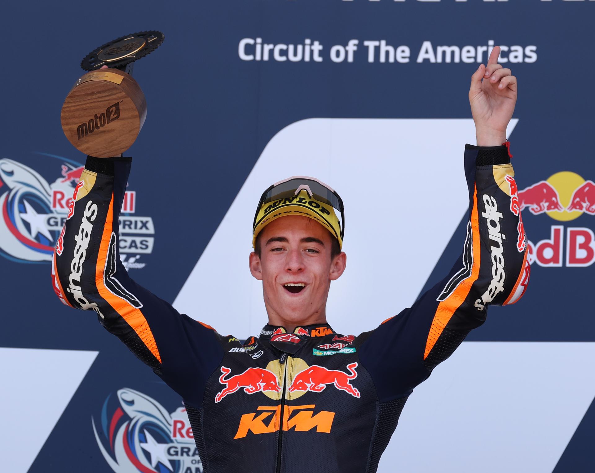 l piloto español Pedro Acosta del Red Bull KTM Ajo Team señala con el dedo en el aire durante la ceremonia de entrega de trofeos tras ganar la carrera de la categoría Moto2 para el Gran Premio de Las Américas.EFE/EPA/ADAM DAVIS
