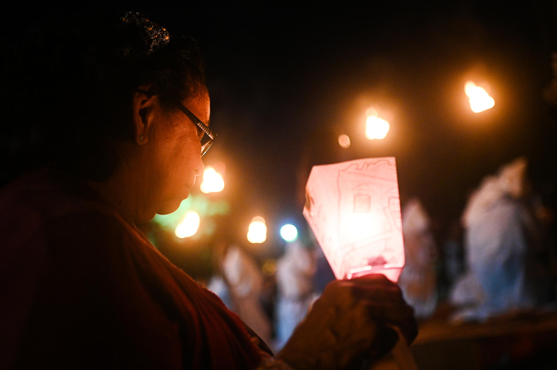 Fieles católicos participan hoy en la Procesión de los Penitentes, durante la ultima hora de este Jueves Santo en la ciudad de Goiás (Brasil). EFE/André Borges
