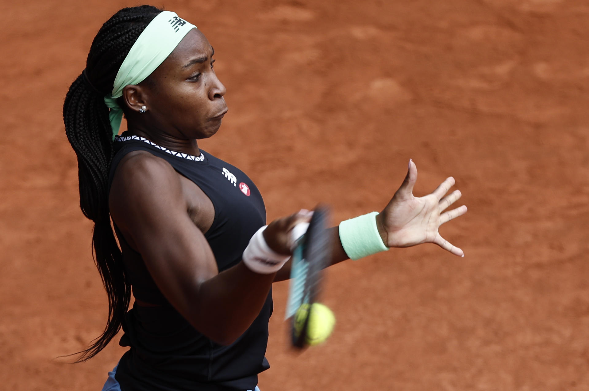 La tenista estadounidense Cori Gauff se enfrenta a la española Paula Badosa en un encuentro correspondiente a la ronda 32 del torneo Masters 1000 Mutua Madrid Open de tenis disputado en la Caja Mágica, en Madrid. EFE/Sergio Pérez
