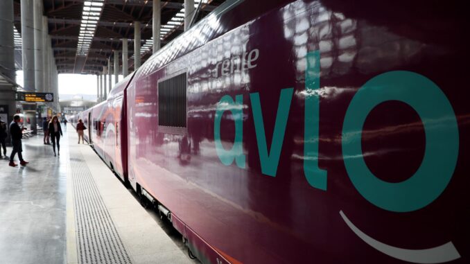 Imagen de archivo de un tren del servicio de alta velocidad de bajo coste Avlo, de Renfe, en la estación de Madrid Atocha. EFE/Mariscal
