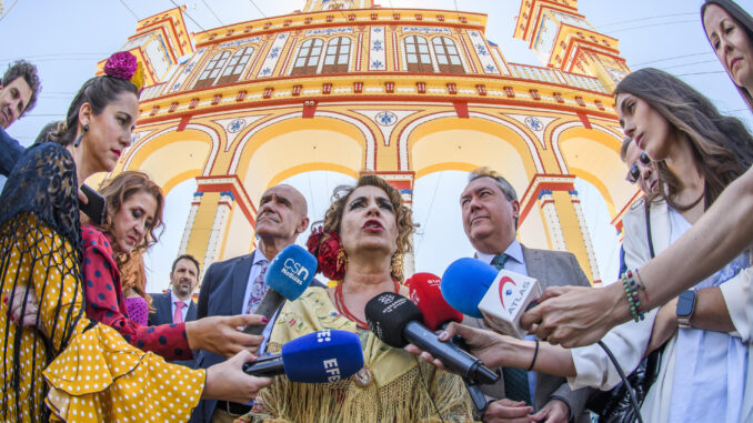 La vicesecretaria general del PSOE y ministra de Hacienda, María Jesús Montero (c), atiende a los medios, ante el secretario general del PSOE de Andalucía, Juan Espadas (d), y el alcalde de Sevilla y candidato a la reelección, Antonio Muñoz (i) durante su visita este domingo a la Feria de Abril de Sevilla. EFE/ Raúl Caro.
