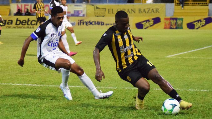 Darixon Vuelto (d) de Real España disputa el balón ante Fabricio Galindo (i) del Honduras Progreso, durante un partido del campeonato de Liga Nacional de Honduras, disputado en el Estadio Francisco Morazán, en San Pedro Sula (Honduras). EFE/José Valle
