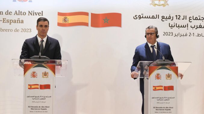 Imagen de archivo del pasado mes de febrero del presidente del gobierno, Pedro Sánchez, junto al primer ministro de Marruecos, Aziz Akhannouch en una reunión de alto nivel bilateral. EFE/EPA/JALAL MORCHIDI
