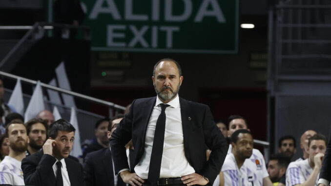 El entrenador del Real Madrid, Chus Mateo, durante el primer partido de los play off de la Euroliga ante el Partizan de Belgrado. Juan Carlos Hidalgo
