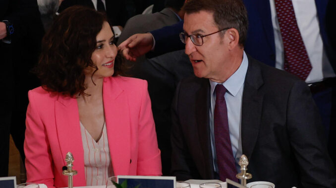 MADRID, 10/04/2023.- La presidenta de la Comunidad de Madrid y candidata a la reelección, Isabel Díaz Ayuso, acompañada por el presidente del PP, Alberto Núñez Feijóo, durante un desayuno informativo organizado por Nueva Economía Fórum, este lunes en Madrid. EFE/J.J. Guillén
