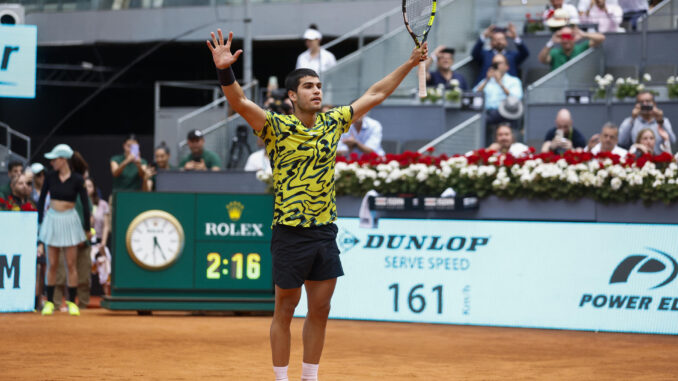 El tenista español Carlos Alcaraz reacciona tras vencer al finlandés Emil Ruusuvuori durante el partido de la ronda 64 del torneo Masters 1000 Mutua Madrid Open de tenis que disputaron en Madrid. EFE/ Rodrigo Jiménez
