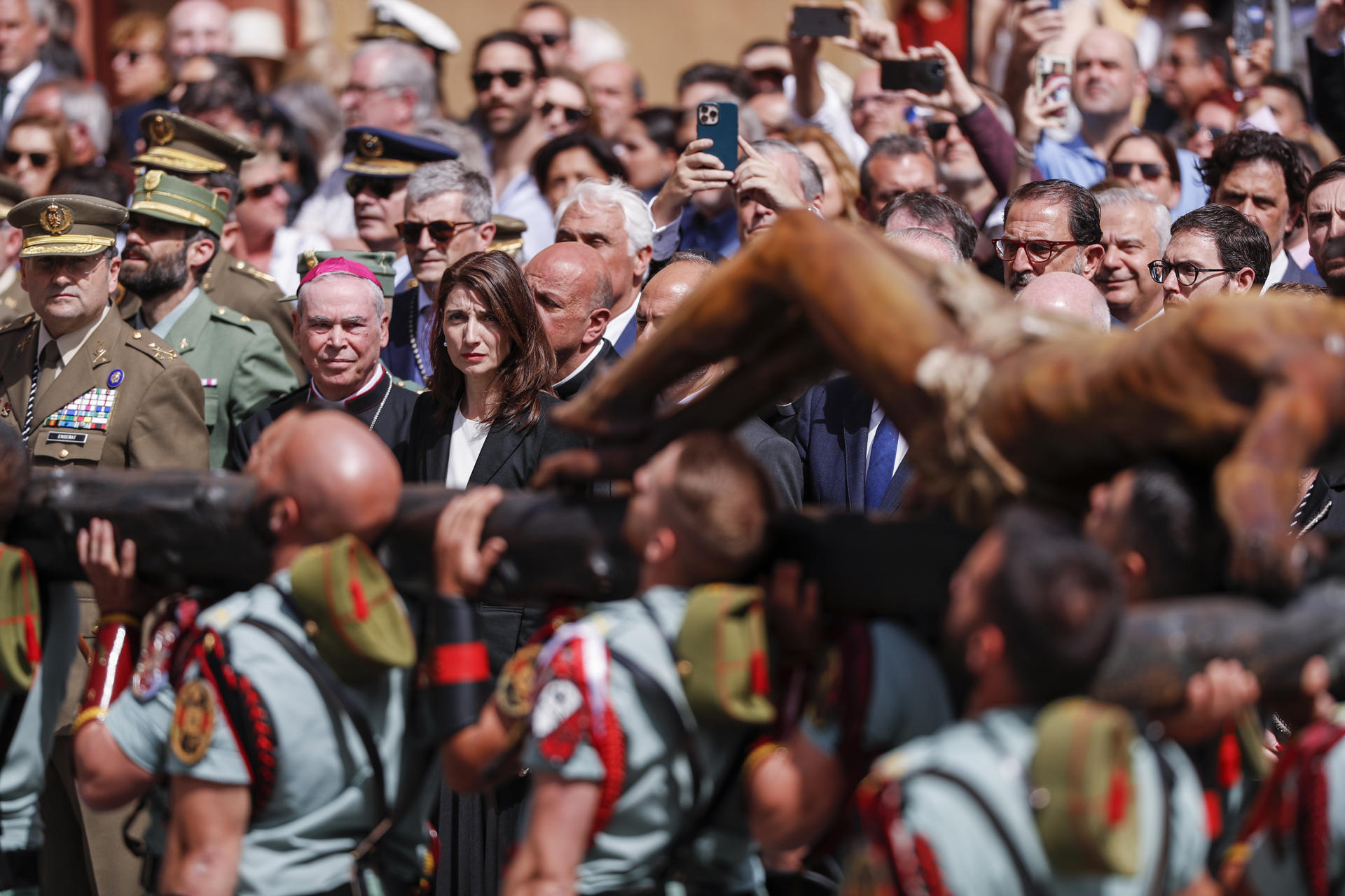 La ministra de Justicia, Pilar Llop (3i), asiste al relevo del estandarte y procesión del Cristo de la Buena Muerte, en la plaza de Fray Alonso de Santo Tomás en Málaga este Jueves Santo. EFE/Jorge Zapata
