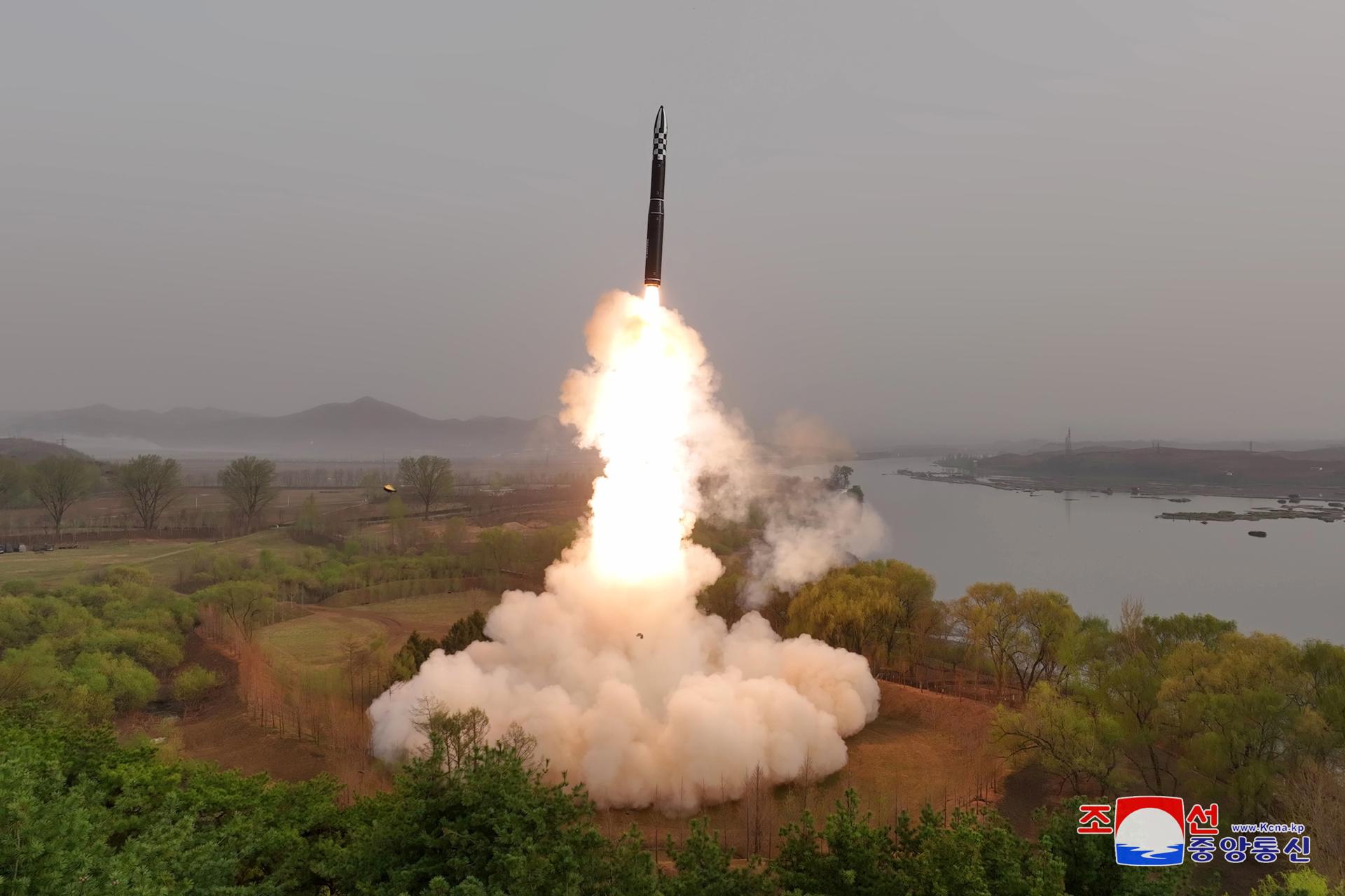 Fotografía publicada por la agencia estatal norcoreana KCNA que muestra el lanzamiento de prueba de un nuevo misil balístico intercontinental (ICBM) Hwasong-18 de combustible sólido en un lugar no revelado en Corea del Norte. EFE/EPA/KCNA EDITORIAL USE ONLY EDITORIAL USE ONLY
