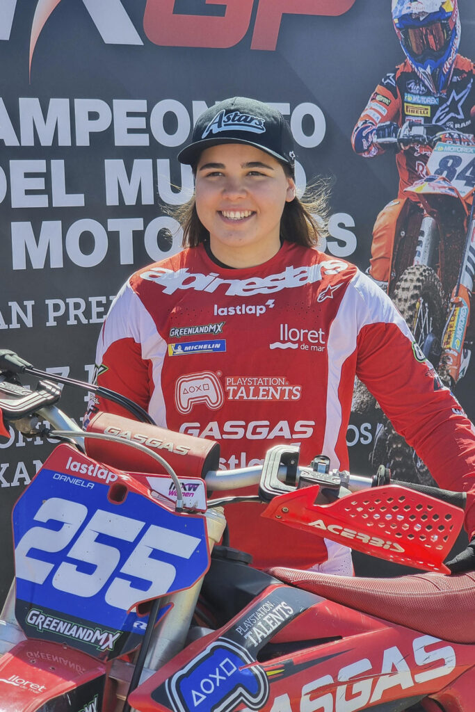 La piloto española de motocross Daniela Guillén (GasGas), pese a su edad, tiene las ideas claras. Ya ha roto todos los récords de precocidad y quiere más. Está llamada a ser una de las referencias del motociclismo español en los próximos años pero la presión no la amilana. Daniela se baja al barro para charlar con EFE durante uno de sus entrenamientos en el trazado donde luchará por el Gran Premio de España. Muestre ese mismo desparpajo inusitado para su edad tanto dentro de la pista como ante un micrófono.-EFE/Sancho Lladós