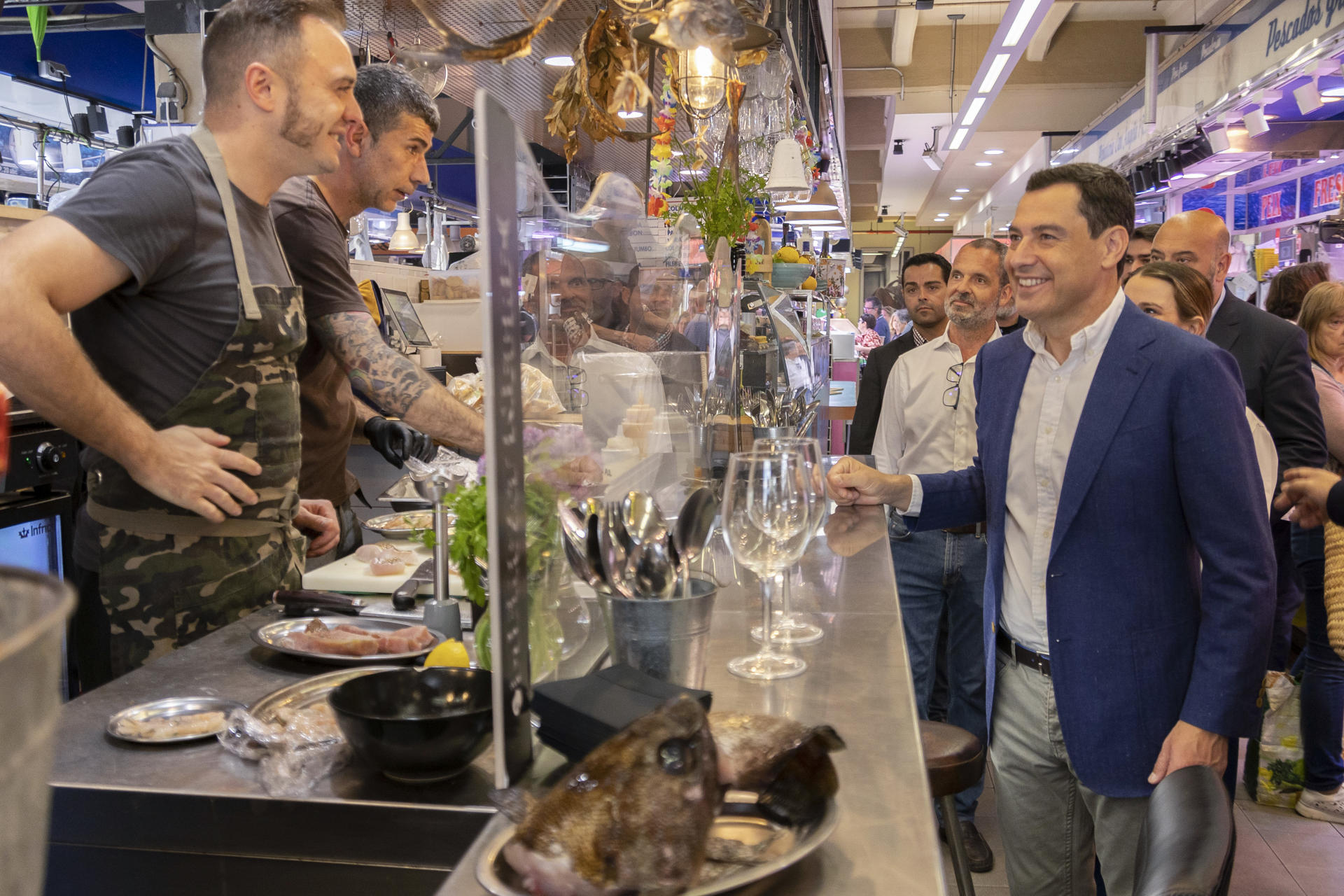 El presidente de la Junta de Andalucía, Juanma Moreno (d), visita esté sábado el Mercado del Olivar en Palma de Mallorca. EFE/ Cati Cladera
