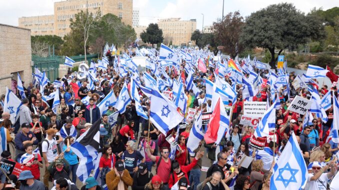 Manifestantes contra la reforma judicial del Gobierno israelí de Benjamín Netanyahu se concentran ante la sede de la Knéset (Parlamento) en Jerusalén. EFE/EPA/Abir Sultan
