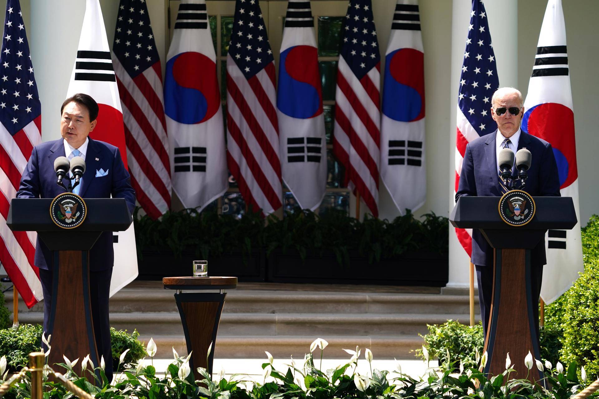 El presidente estadounidense Joe Biden (d) y el presidente surcoreano Yoon Suk Yeol (i) realizan una conferencia de prensa conjunta en el Rose Garden de la Casa Blanca en Washington, EE.UU.. EFE/WILL OLIVER
