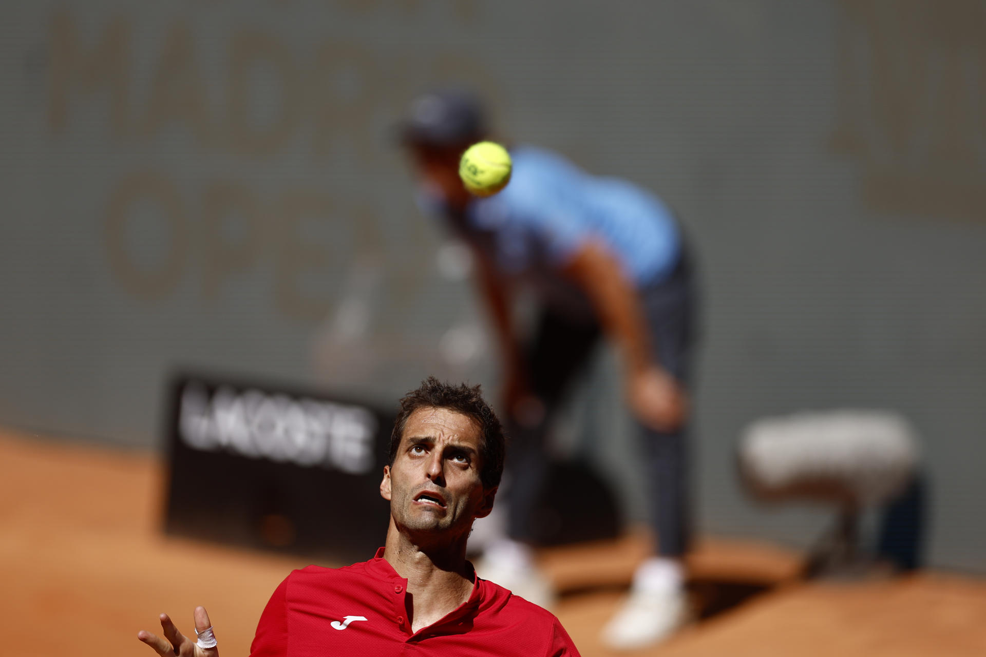 El tenista español Albert Ramos-Viñolas devuelve la bola al bielorruso Illya Ivashka durante las primeras rondas del Masters 1000 de Madrid que se celebra en la Caja Mágica. EFE/ Rodrigo Jiménez
