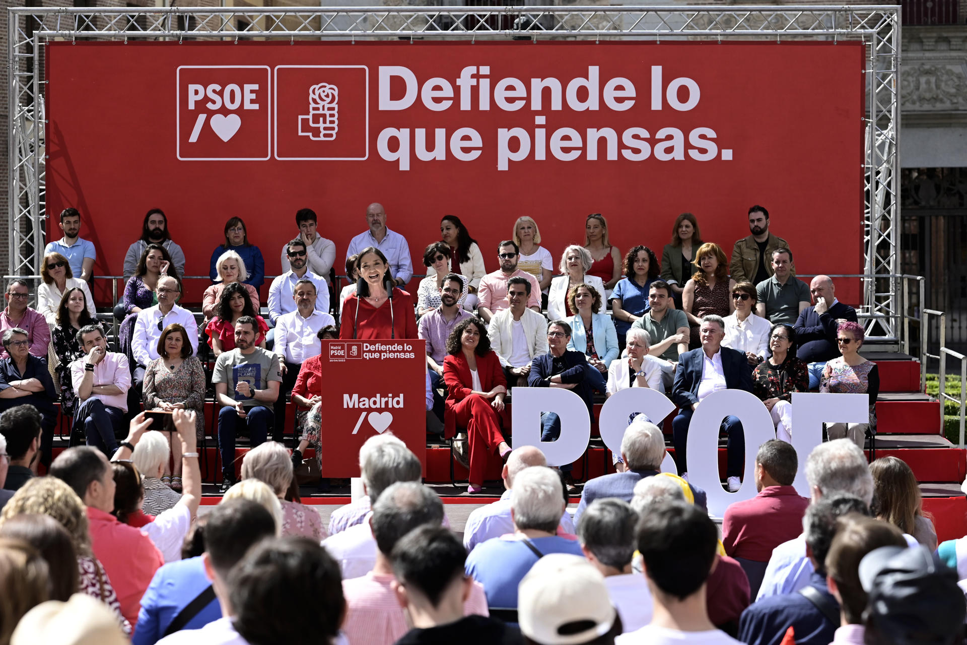 La candidata a la alcaldía de Madrid, Reyes Maroto, interviene durante la presentación de la candidatura del PSOE a la alcaldía de la capital, este domingo en la Plaza de la Villa. EFE/Víctor Lerena
