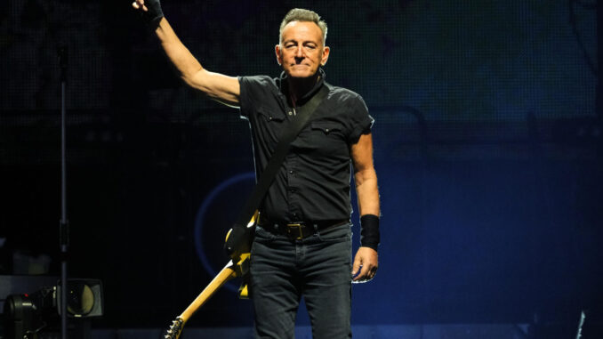 El músico y cantante estadounidense Bruce Springsteen durante el concierto que ha ofrecido hoy viernes en el Estadio Olímpico de Barcelona. EFE / EFE/Alejandro García.
