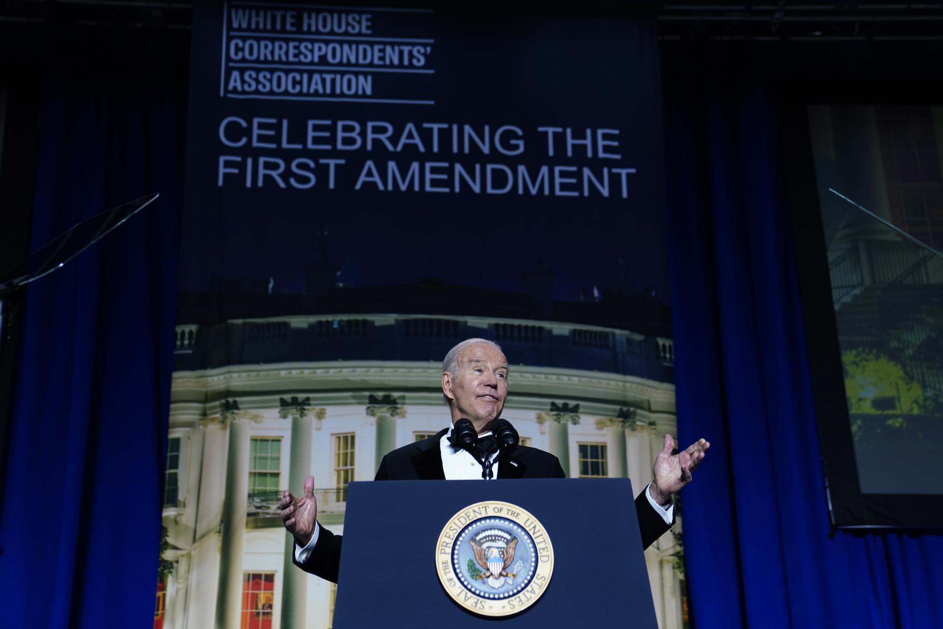 El presidente de los Estados Unidos, Joe Biden, habla durante la cena de la Asociación de Corresponsales de la Casa Blanca (WHCA) en Washington. EFE/EPA/Nathan Howard/Pool
