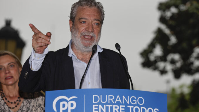 Miguel Ángel Rodríguez, director de Gabinete de la presidenta de la Comunidad de Madrid Isabel Díaz Ayuso, y que cierra simbólicamente la candidatura del PP al Ayuntamiento de Durango, presenta al aspirante de este partido a alcalde de esta localidad vizcaína, Carlos García, este sábado. EFE/ Luis Tejido
