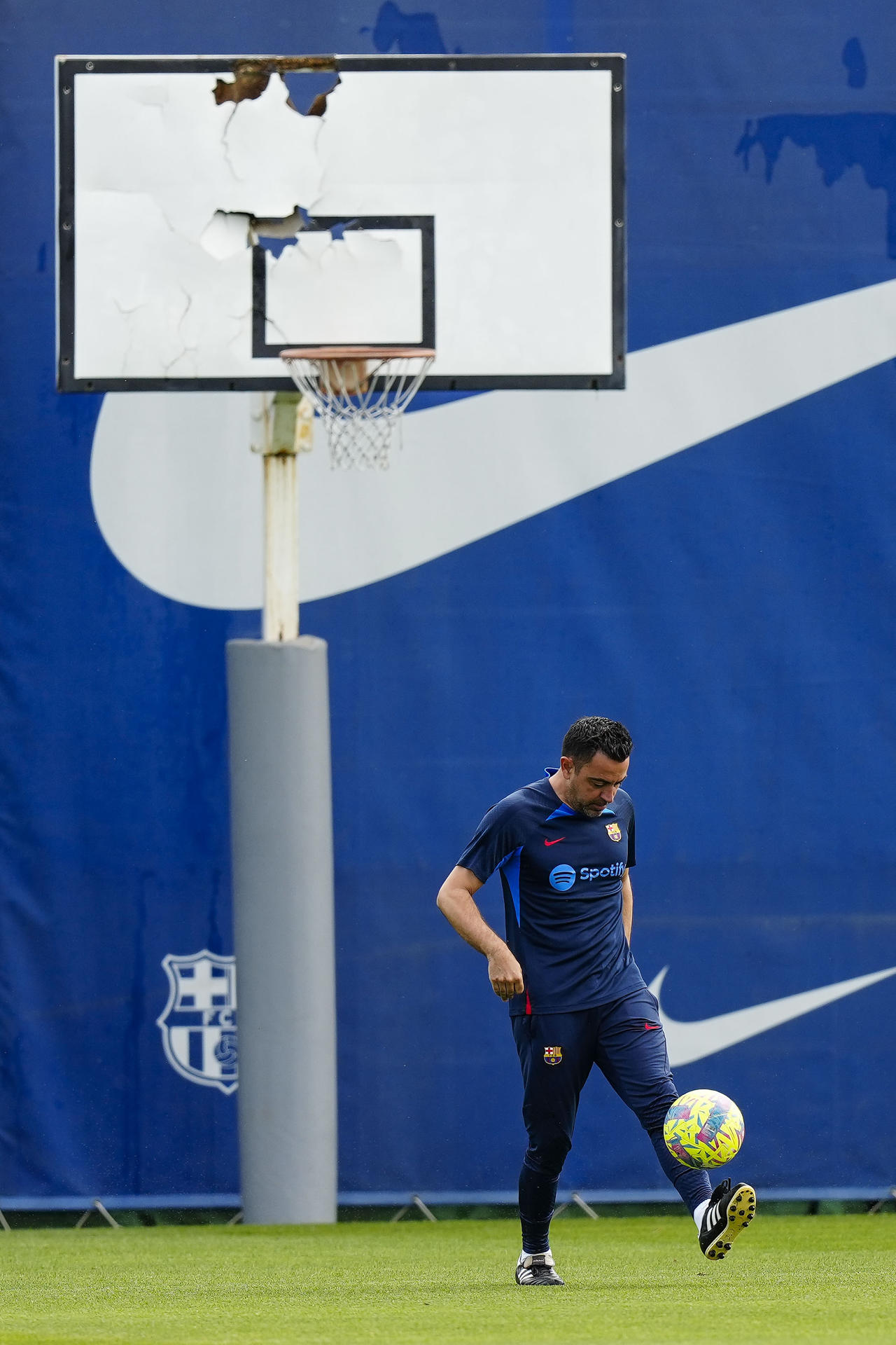 El técnico del FC Barcelona, Xavi Hernández, durante el entrenamiento que ha realizado la plantilla barcelonista para preparar el partido de liga que disputarán ante el Real Betis Balonpié en el Spotify Camp Nou.EFE/Enric Fontcuberta
