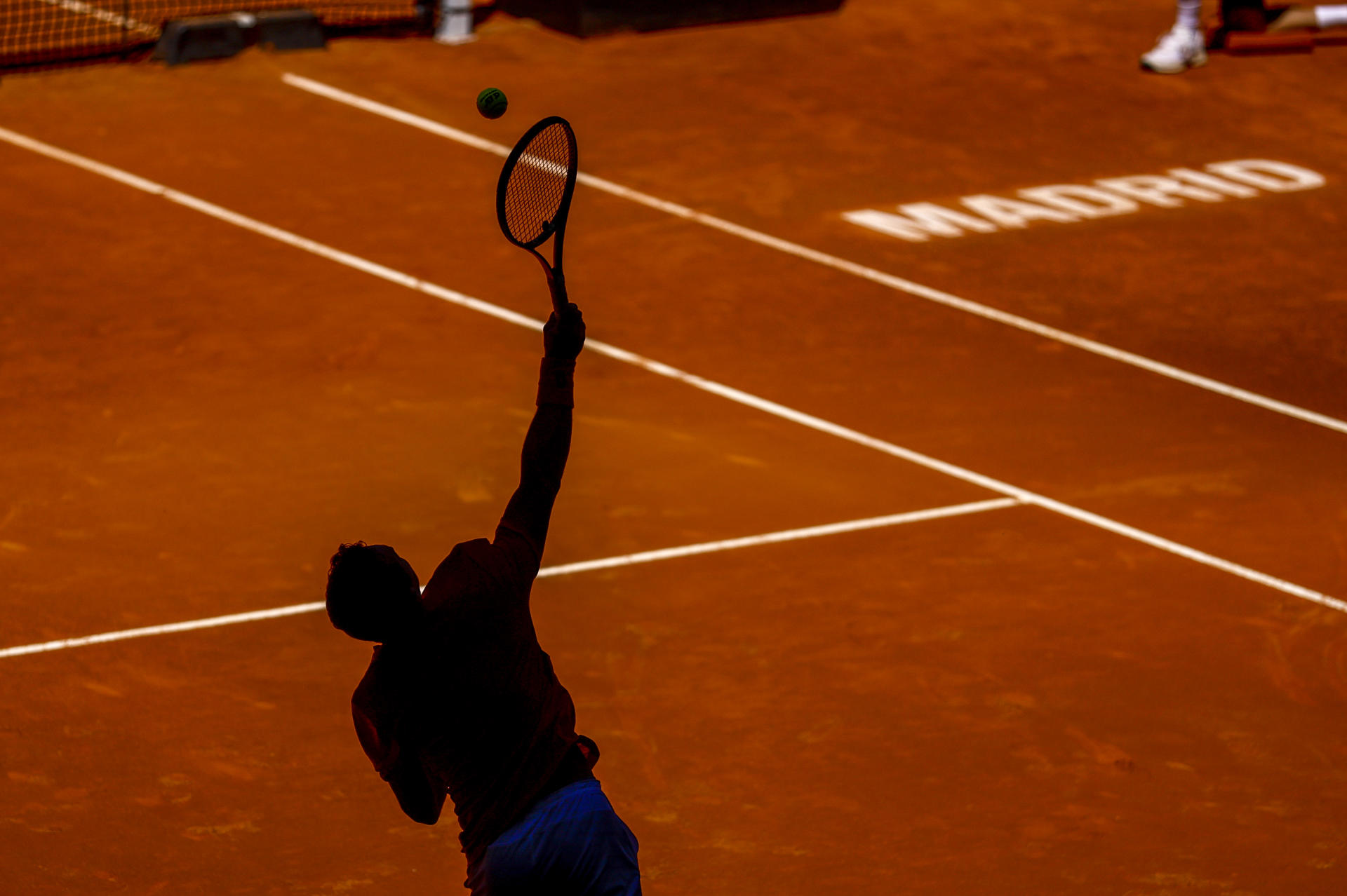 El tenista Belga David Goffin ante el español Roberto Carballés Baena, este miércoles, durante las primeras rondas del Masters 1000 de Madrid que se celebra en la Caja Mágica. EFE/ Rodrigo Jiménez
