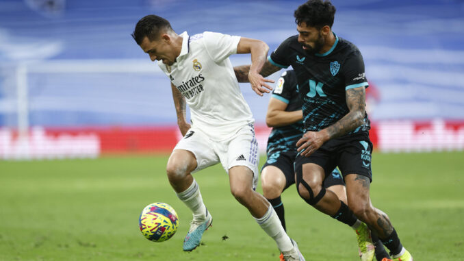 Dani Ceballos, mediocampista del Real Madrid disputa un balón con Samu Costa, centrocampista portugués de la UD Almería durante el encuentro correspondiente a la jornada 32 de LaLiga Santander que se disputa entre el Real Madrid y la UD Almería en el Santiago Bernabéu de Madrid. EFE/ Rodrigo Jimenez
