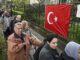 Ciudadanos turcos hacen cola ante la embajada de su país en Berlín, para votar en las elecciones generales turcas del próximo 14 de mayo.EFE/EPA/FILIP SINGER