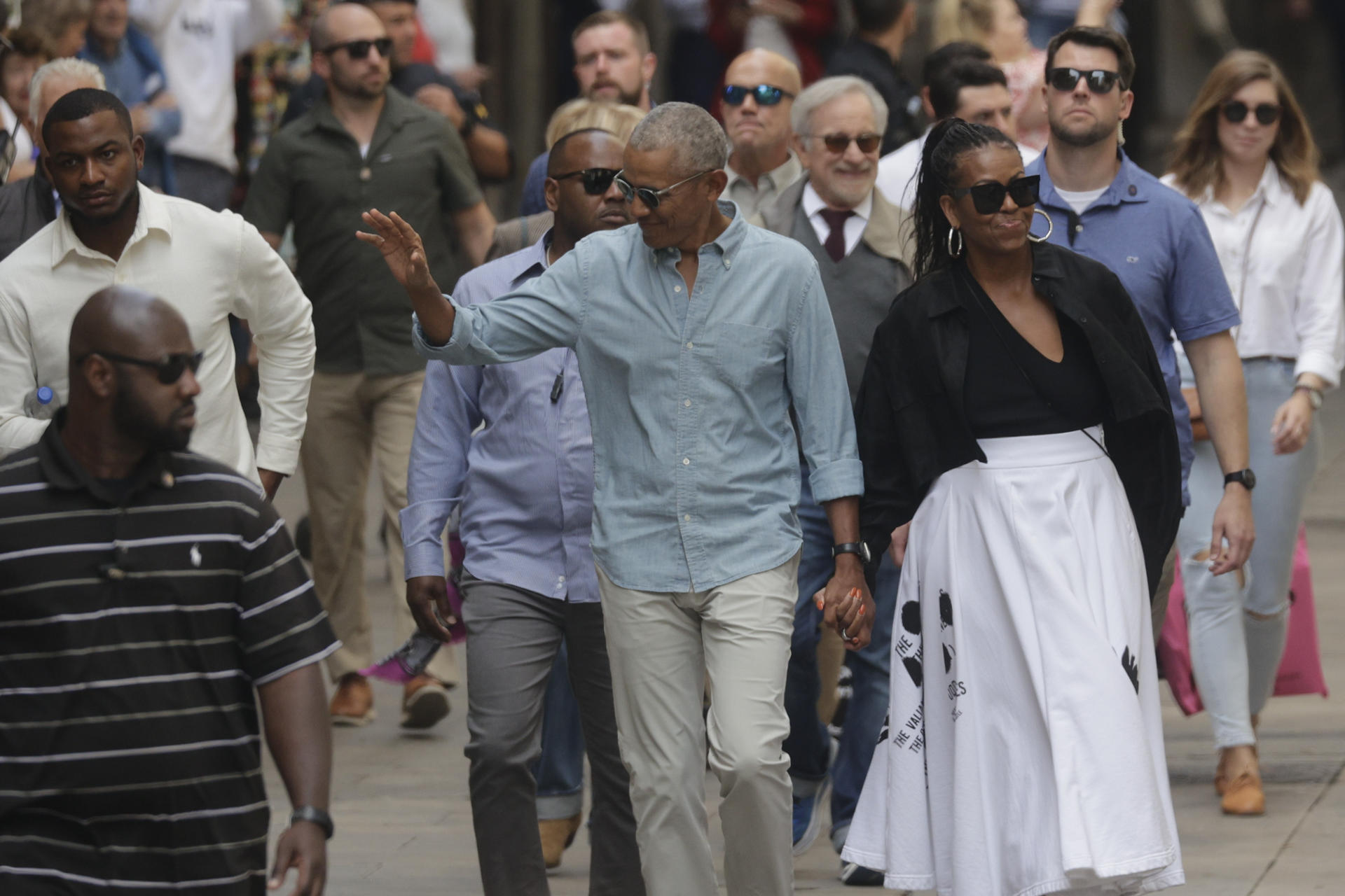 El expresidente norteamericano Barack Obama y su mujer Michelle acompañados de Steven Spielberg y su esposa Kate Capshaw (detrás) salen del MOCO Museum de Barcelona en el marco de su visita privada a la capital  catalana donde esta noche asistirán al primero de los conciertos de Bruce Springsteen. EFE/ Quique  García
