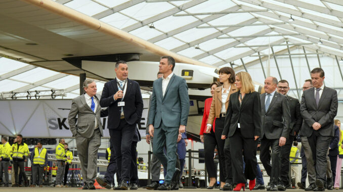 El presidente del Gobierno, Pedro Sánchez (c), acompañado por director de operaciones y de desarrollo de negocio de Skydweller, Sebastián Renoir (2i), visita la empresa Skydweller para conocer el primer avión no tripulado y 100 % solar, fabricado por Skydweller, en el aeropuerto de Albacete, este lunes. EFE/ Manu
