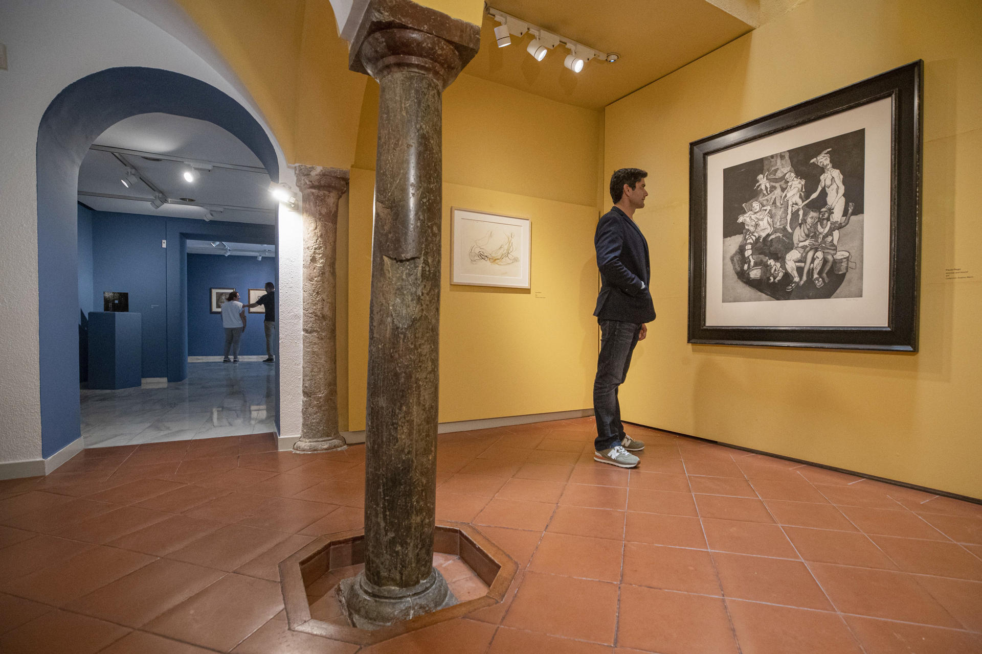 Un hombre junto a la obra de Paula Rego, "Stitches and bound", de la coleción privada de Avelino Marín, dentro de la exposición "Obra sobre el papel", con obras de Rembrandt, Manet, Matisse, Chillida, Herta Müller, David Hockney, Paula Rego, Antonio López entre otros, este viernes en el Museo Ramón Gaya de Murcia. EFE/Marcial Guillén
