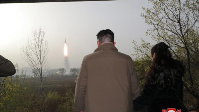 Fotografía publicada por la agencia estatal norcoreana KCNA que muestra al líder norcoreano Kim Jong-un y su hija Kim Ju Ae observando el lanzamiento de prueba de un nuevo misil balístico intercontinental (ICBM) Hwasong-18 de combustible sólido en una ubicación no revelada en Corea del Norte. EFE/EPA/KCNA EDITORIAL USE ONLY EDITORIAL USE ONLY
