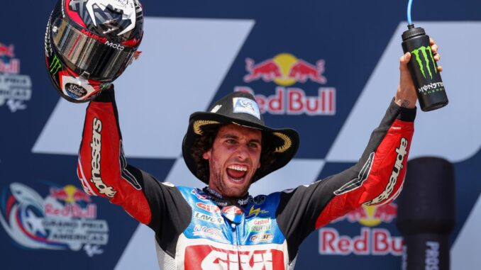 El piloto español Alex Rins del LCR Honda Castrol Team levanta la mano para celebrar después de ganar la carrera de la categoría MotoGP para el Gran Premio de Motociclismo de las Américas en el Circuito de las Américas en Austin, Texas (EE.UU.). EFE/ Adam Davis
