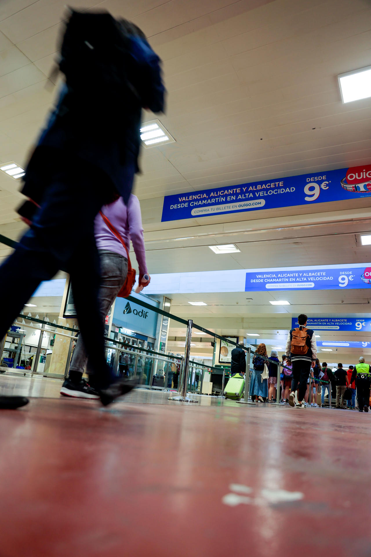 MADRID, 27/04/2023.- Pasajeros acceden al tren en la estación de Chamartín, este jueves en el que la operadora de alta velocidad y bajo coste Ouigo, filial de la ferroviaria pública francesa SNCF, inaugura la línea a Albacete y Alicante, con lo que ambas ciudades quedarán unidas a Madrid por alta velocidad por tres compañías. EFE/ Zipi Aragon
