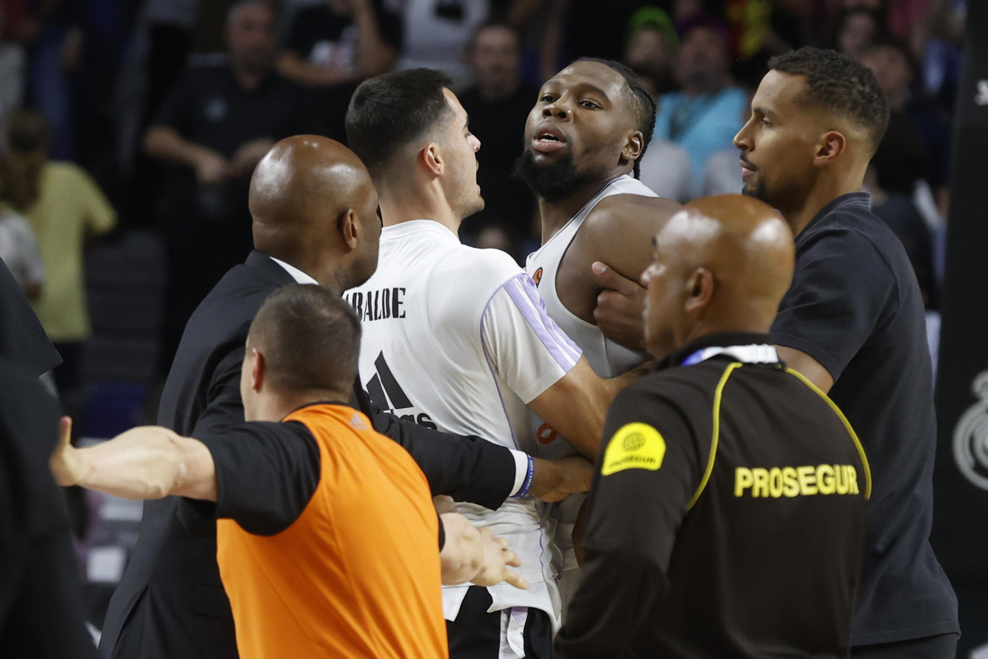 El ala-pívot del Real Madrid Guerschon Yabusele es controlado por sus compañeros durante el segundo partido de los cuartos de final de la EuroLiga que Real Madrid y Partizán Belgrado disputan en el Wizink Center, en Madrid. EFE/Juan Carlos Hidalgo
