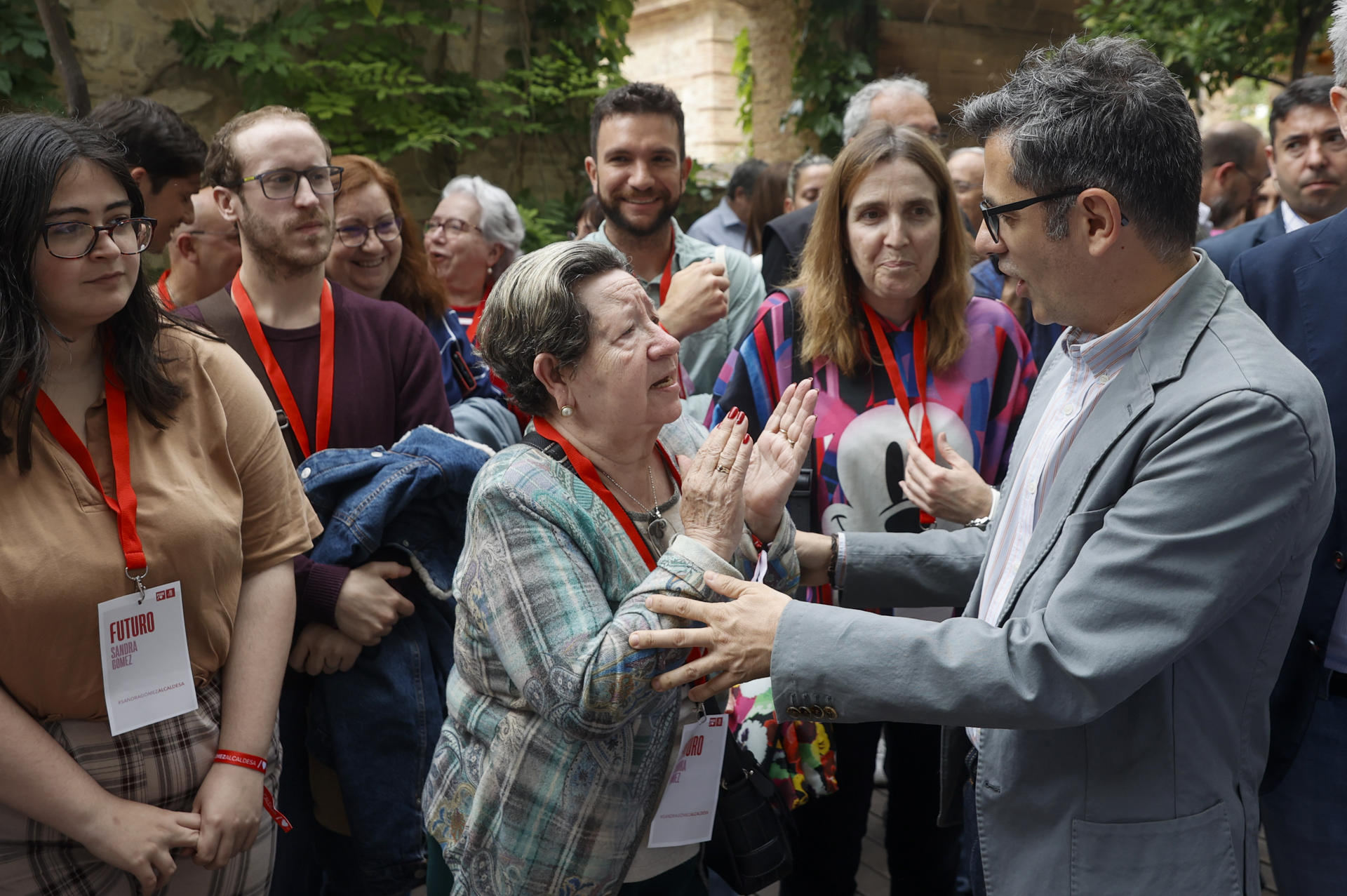 El ministro de la Presidencia, Félix Bolaños, saluda a los asistentes a un acto preelectoral en Valencia. EFE/Kai Försterling
