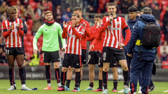 El centrocampista del Athletic Club de Bilbao Oihan Sancet (c), ha anunciado su renovación desde el campo al terminar el partido de Liga de Primera División ante el Getafe CF que han disputado en el estadio de San Mamés, en Bilbao. EFE/Javier Zorrilla
