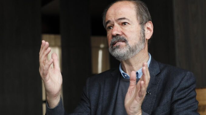 El escritor y periodista mexicano Juan Villoro habla durante entrevista con EFE en Bogotá (Colombia). EFE/ Carlos Ortega
