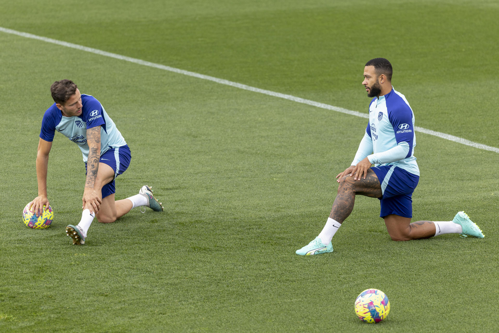 Memphis Depay y Saúl Ñíguez estiran en la sesión de este sábado en Majadahonda.- EFE/Daniel Gonzalez
