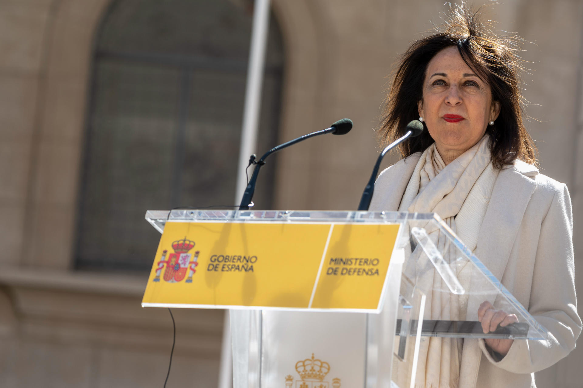 La ministra de Defensa, Margarita Robles, preside el acto de despedida del contingente ucraniano, este lunes, en la Academia de Infantería de Toledo. EFE/Ismael Herrero
