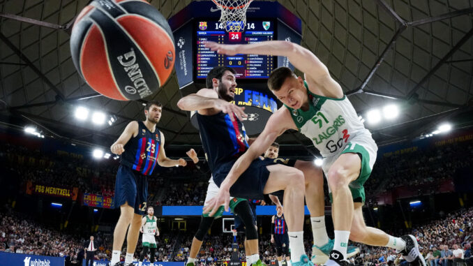 El escolta del Barça Alex Abrines (i) pelea una posesión con el alero lituano del Zalgiris Kaunas Arnas Butkevicius (d) durante el segundo partido de los cuartos de final de la EuroLiga que Barça y Zalgiris Kaunas disputaron este viernes en el Palau Blaugrana. EFE/ Enric Fontcuberta.
