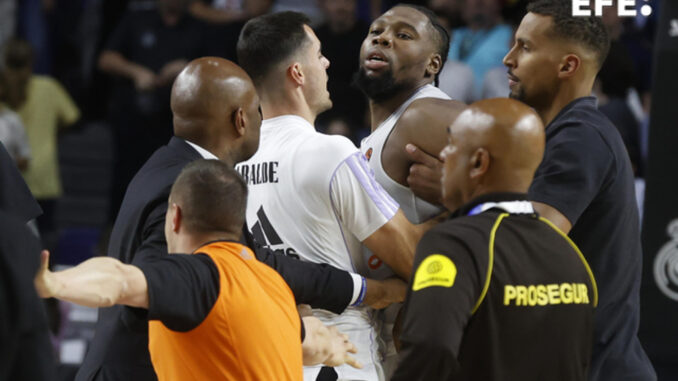 El ala-pívot del Real Madrid Guerschon Yabusele es controlado por sus compañeros durante el segundo partido de los cuartos de final de la EuroLiga que Real Madrid y Partizán Belgrado disputan en el Wizink Center, en Madrid. EFE/Juan Carlos Hidalgo
