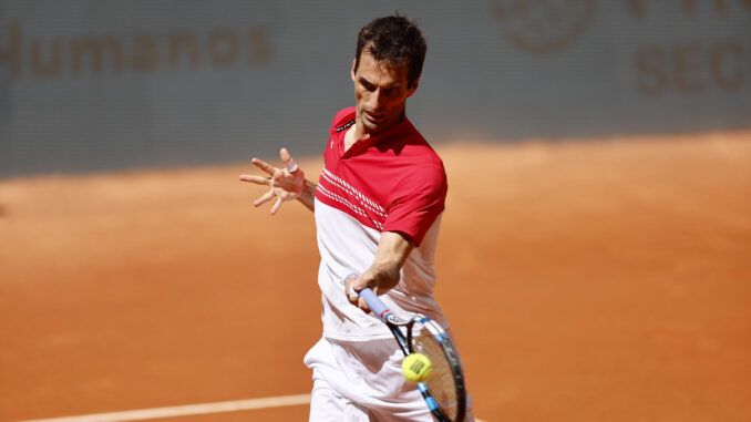 El tenista español Albert Ramos-Viñolas devuelve la bola al bielorruso Illya Ivashka durante las primeras rondas del Masters 1000 de Madrid que se celebra en la Caja Mágica. EFE/ Rodrigo Jiménez
