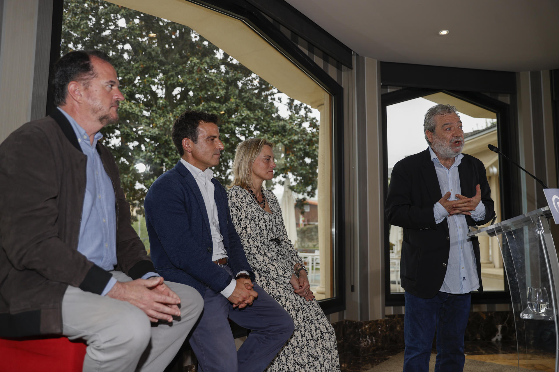 Miguel Ángel Rodríguez (d), director de Gabinete de la presidenta de la Comunidad de Madrid Isabel Díaz Ayuso, y que cierra simbólicamente la candidatura del PP al Ayuntamiento de Durango, presenta al aspirante de este partido a alcalde de esta localidad vizcaína, Carlos García (2i), junto al presidente del PP del País Vasco, Carlos Iturgaiz (i), este sábado. EFE/ Luis Tejido
