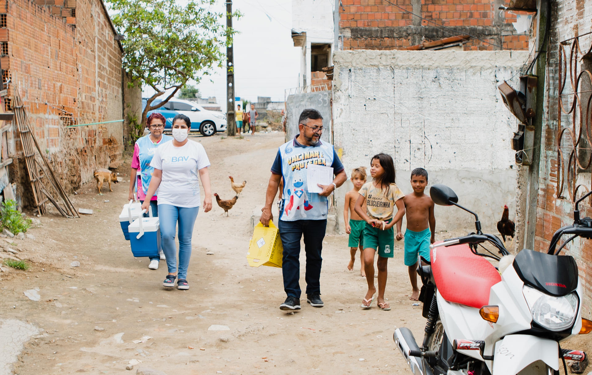 Fotografía cedida por el Fondo de las Naciones Unidas para la Infancia (UNICEF) donde aparecen unos trabajadores de salud durante una salida al campo para vacunar a niños el 25 de octubre de 2022 en Campina Grande, estado de Paraiba (Brasil). EFE/ Hugo Coutinho / UNICEF
