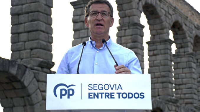 El presidente del Partido Popular Alberto Núñez Feijóo durante su intervención en el acto de presentación de los candidatos del PP para Castilla y León, frente al acueducto de Segovia, este viernes. EFE/ Pablo Martin
