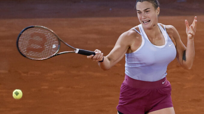 La tenista rusa Arina Sabalenka devuelve la bola a la colombiana María Camila Osorio durante su partido de tercera ronda del torneo Masters 1000 Mutua Madrid Open de tenis disputado en la Caja Mágica, en Madrid. EFE/Chema Moya
