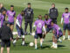 Los jugadores del Real Madrid, durante el entrenamiento del equipo, este martes en la ciudad deportiva de Valdebebas, con el que ultima su preparación para el partido del miércoles, correspondiente a la vuelta de las semifinales de la Copa del Rey frente al Barcelona. EFE/Chema Moya